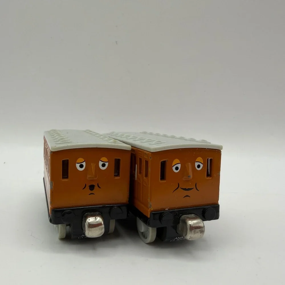 Learning Curve Take Along Thomas Annie and Clarabel Diecast Magnetic Train Cars